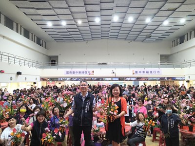 民眾一同與完成作品合照