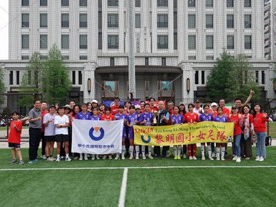 主照-運動局副局長謝明儒代表盧市長及游局長出席市長盃足球賽頒獎