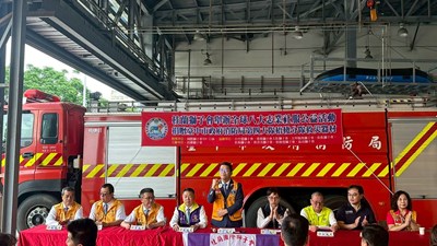 今日捐贈由前會長周雍正代捐贈，已實際行動支持消防工作，造福市民