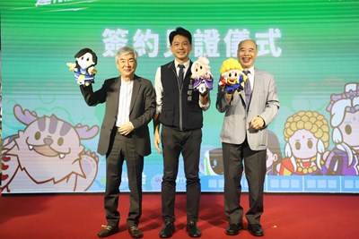 中捷公司董事長顏邦傑、交通局長葉昭甫及霹靂國際多媒體董事長黃文章合影祝賀合作成