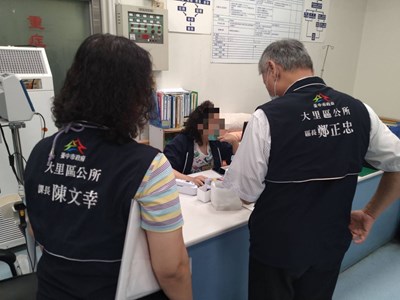 ⬆️大里區長鄭正忠前往醫院關心患者就醫情形。