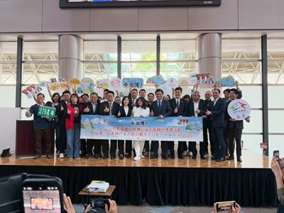 中台灣觀旅局偕業者與日方代表們於開幕式合影