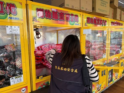 食安處查核自助選物販賣機內食品標示及有效期限_0