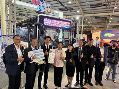 交通局與業者攜手參加商用車展,共同展示電動大客車及相關設備