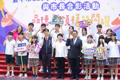 與5301模範生合影!盧市長「各俏皮Pose」全配合:你們是媽媽最好的禮物