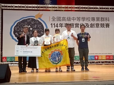 霧峰農工獲獎師生與署長合影_0