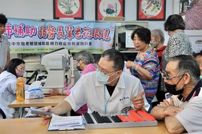 前進和平送光明 中市社會局為偏鄉長輩配老花眼鏡