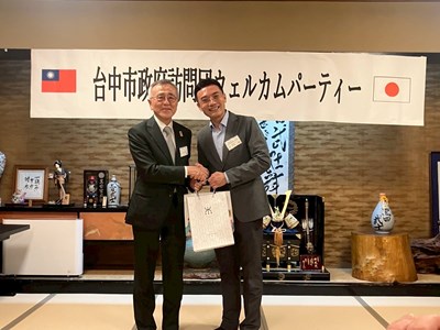 臺灣官方代表-王欣弘科長致贈禮物給中津市奧塚正典市長