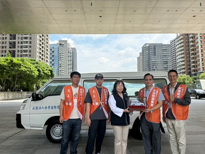 公益從我做起 余慈爺慈善會捐贈中市府復康巴士