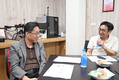 經濟發展局長張峯源(左)率隊實地走訪業者廠區