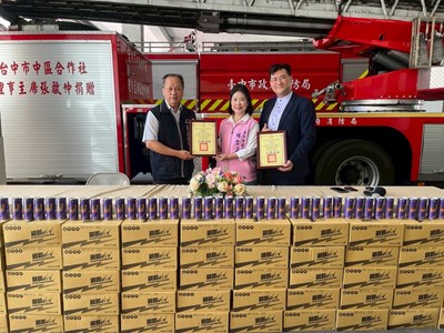 市議員林霈涵攜手潮港城餐飲集團董事長謝瑞珉一同捐贈200箱能量飲料為消防人員打氣