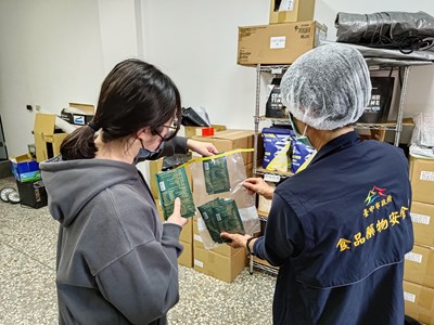 食安處稽查員會同業者抽驗蛋白粉