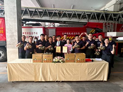 議員聯合企業端午節前夕贈愛心肉粽 為中市消防弟兄送暖