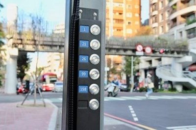 服務燈顯示公車路線,能讓公車駕駛秒懂有人候車,公車站變聰明,小按鈕大幫助。_0