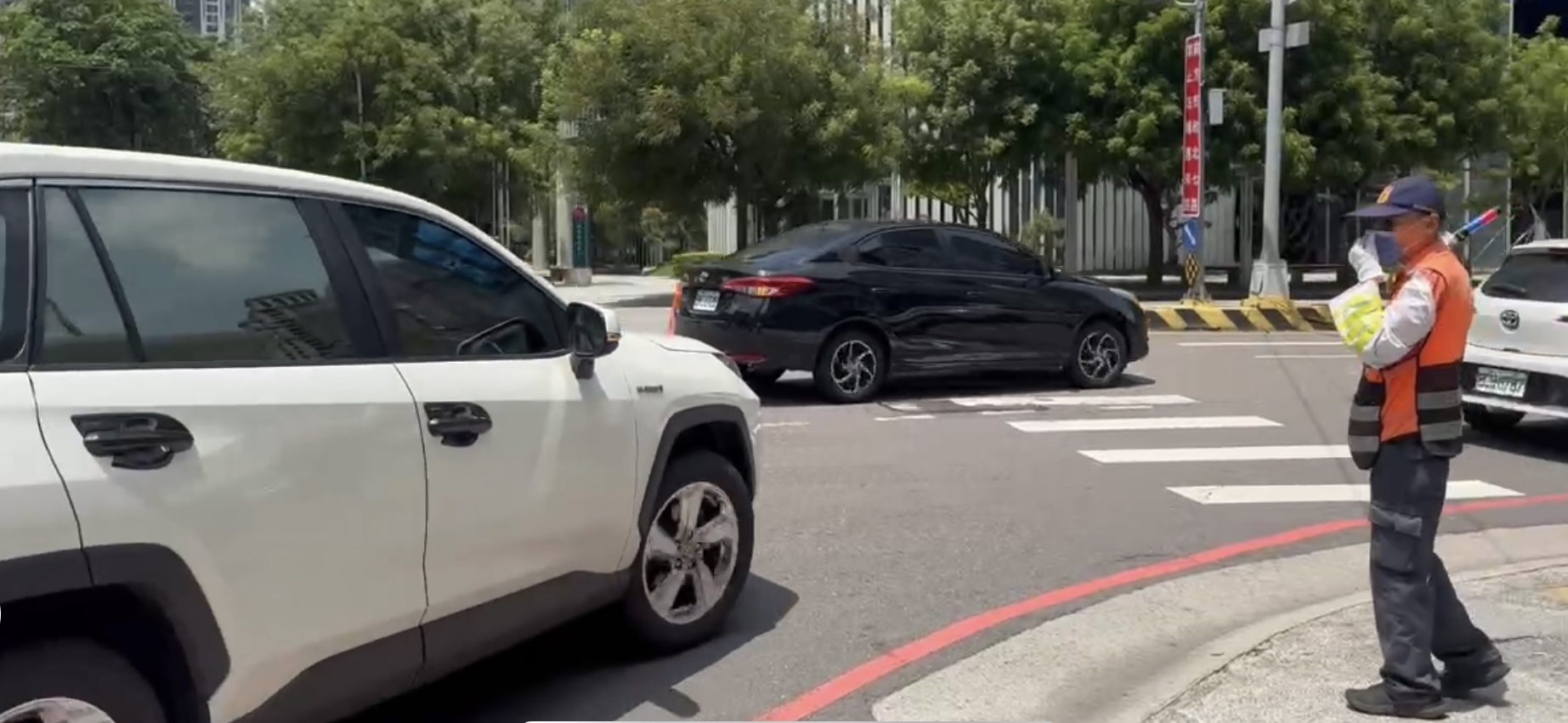 七期商圈車流眾多,加派交管人員導引車輛