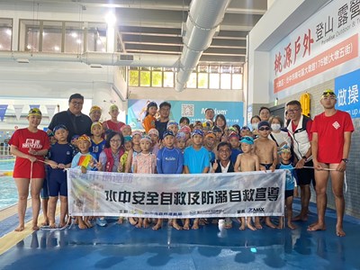 (主照)守護暑期戲水安全,兒童游泳防溺課程於昨(21)日正式啟動