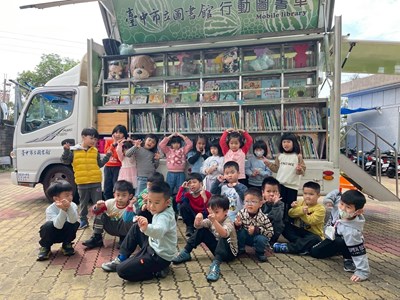兩館閉館期間行動圖書車也持續巡迴社區與學校辦理閱讀推廣活動_0_0