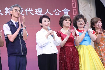 盧市長致詞表示，記帳及報稅代理人在政府與市民間扮演非常重要的橋樑，讓台中市能夠更順利推展稅政，因此今日專程與會