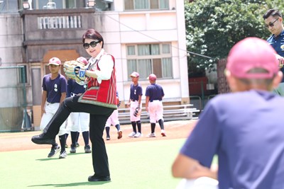 盧市長與球員傳接球