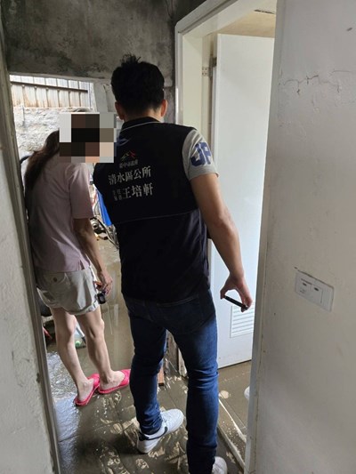 清水區公所王主秘至婦人住家進行現場環境勘查與淹水原因初步調查