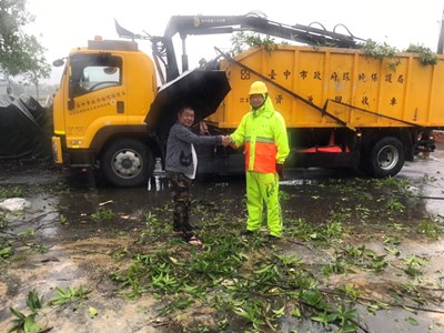 清潔隊員風雨無阻完成任務,地方居民握手致意
