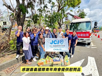 01-嘉義國際青年商會送飲料到現場給救災台中隊