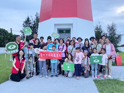 民眾參與熱烈在高美燈塔前大合照_0