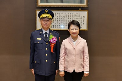 盧市長與新任台中市政府警察局長吳敬田合影