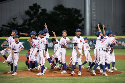 中華代表隊獲勝開心歡呼(圖片來源：中華棒協提供)