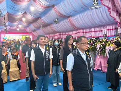 民政局長吳世瑋代表市長盧秀燕出席公祭，率領沙鹿區長劉素幸及同仁於陳國馨先生靈前致奠