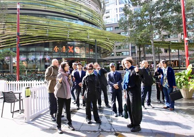 The Exchange（鳥巢）內部涵蓋圖書館、托育中心、市集等多元設施