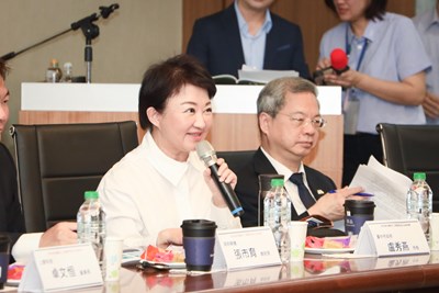台中市長盧秀燕(左)