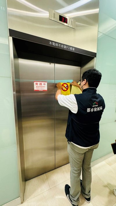 民眾日前受困百貨電梯 中市都發局將全面檢驗該百貨電梯 呼籲建築物所有權人加強電梯保養與安全檢查 (5)