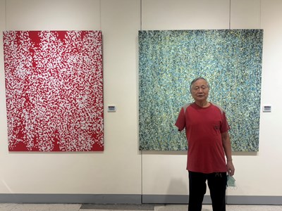 藝術家廖吉雄與作品合影