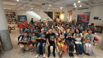 午後的新書發表會吸引許多民眾參加_0