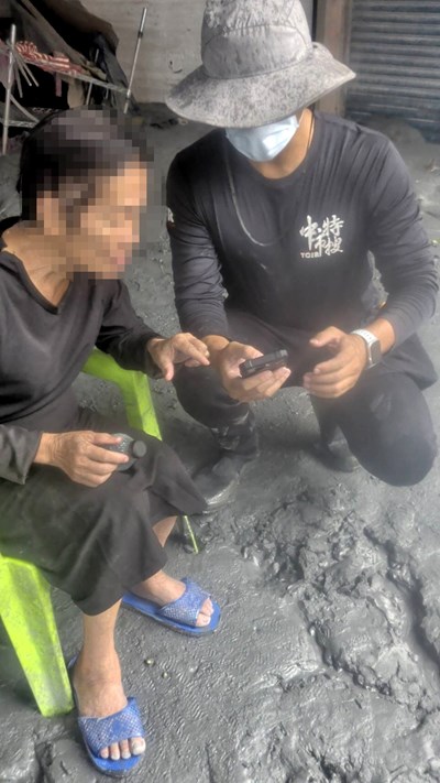 臺中特搜人員主動提供電話，協助民眾給家人報平安
