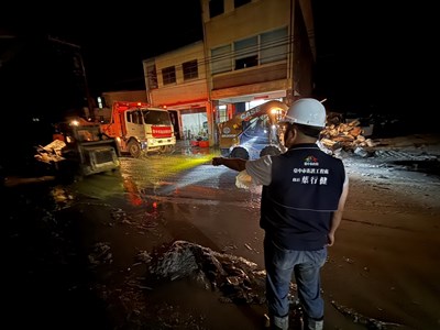 建設局救災團隊昨（29）日白天才歷經一整天的淤泥清運與道路搶通，夜幕降臨後仍未休息