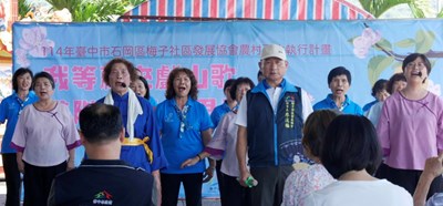 全團人員合唱表演