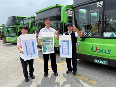 統聯客運駕駛張淑華（左起）與客運從業人員、駕駛許進益，高興的說，加薪對家庭幫助最窩心。