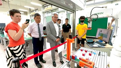 參觀學校特色教學設備