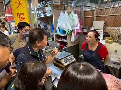 食安處至公有市場針對豬腸產品進行過氧化氫快篩檢測_0