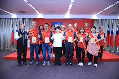 歡慶清潔隊員節! 盧市長表揚中市績優清潔隊員