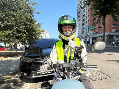 台中市開單員羅于凱眼尖一秒識破車牌字母偷換,快速通報協助警方拖吊。
