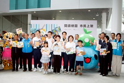 盧市長與眾人拿起書籍合影