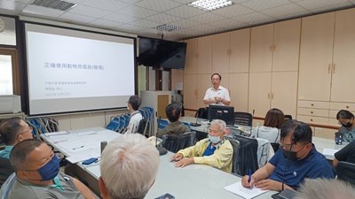 楊程堯博士講授如何正確使用疫苗,以豬場為例。