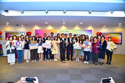 張副秘書長與績優行政助理合影-2