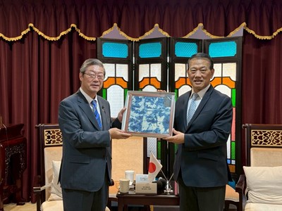 銀杏泰利議員致送藍染藝術品