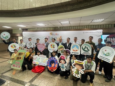 農業部舉辦「2025新社花海暨臺中國際花毯節」展前記者會,象徵花海活動正式揭幕,也預_