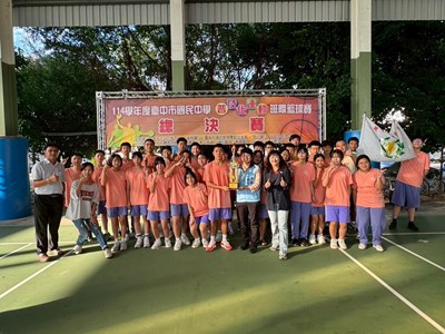 20251029普及化籃球決賽_冠軍沙鹿國中與體育促進會主任委員合影_0_0