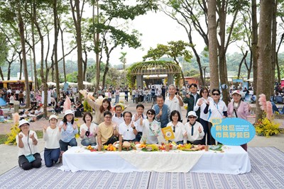 文化局局長陳佳君與參與貴賓、千位民眾在秋日陽光下，享受閱讀、藝術與自然交織的美好時光。